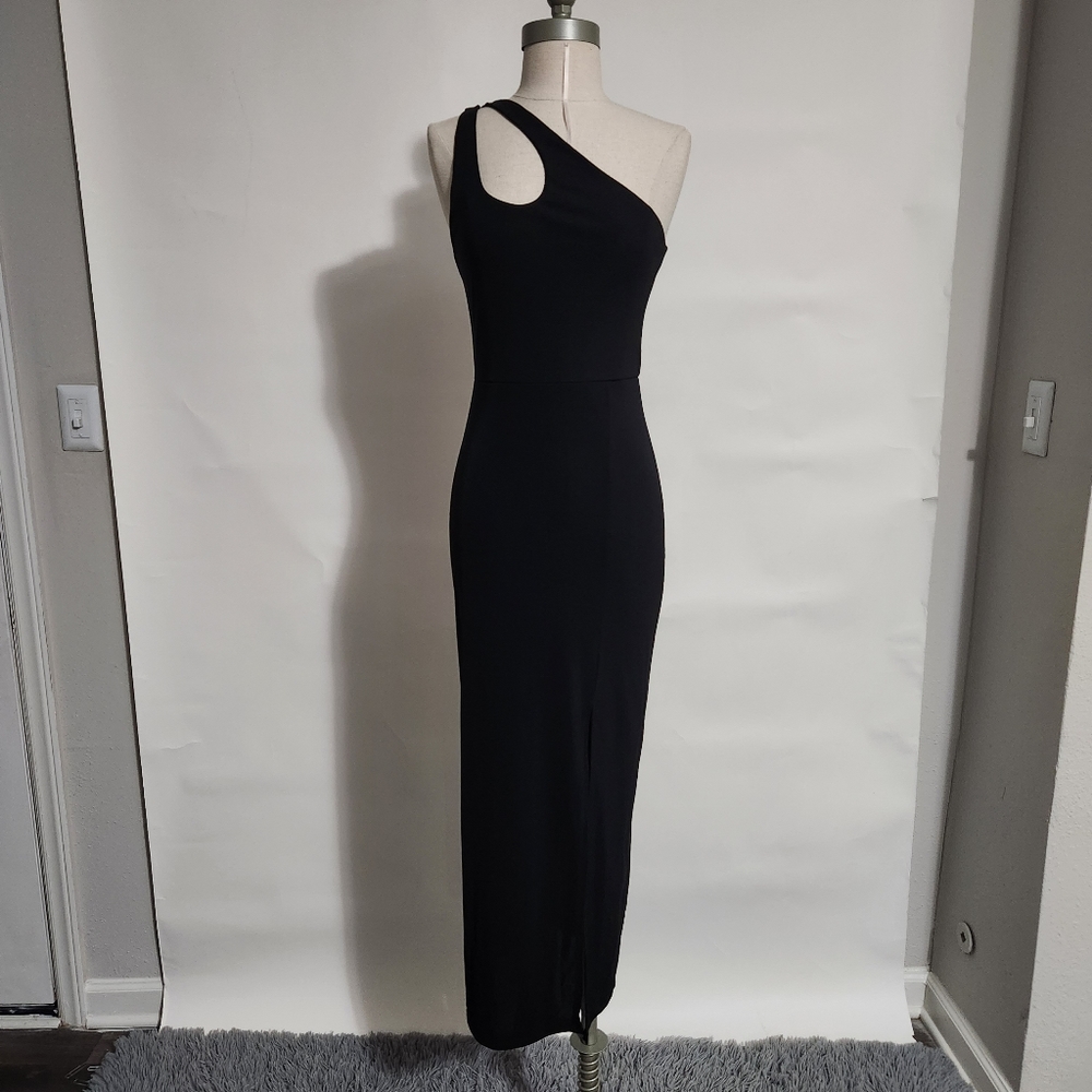 🥰SOLD🥰 Sleek Black One Shoulder Maxi Gown